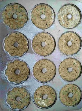 模具刷一层食用油，把面糊装入裱花袋里剪一个小口，挤入模具9分满