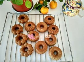 烤好的玛德琳脱模放在烤网上晾凉