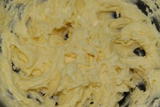 加入第二个蛋黄，和第一个一样，打至完全混合，不要有油水分离