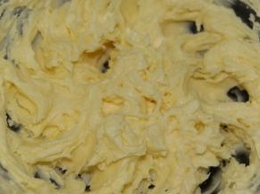 加入第二个蛋黄，和第一个一样，打至完全混合，不要有油水分离