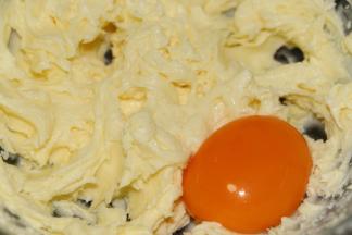 加入第三个蛋黄，同样和第一、二个一样，完全混合