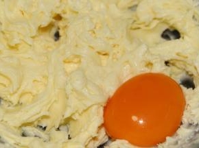 加入第三个蛋黄，同样和第一、二个一样，完全混合