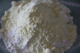 奶粉和低筋粉倒入一个大碗里