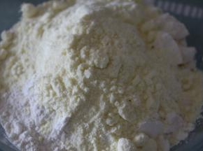 奶粉和低筋粉倒入一个大碗里