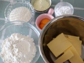 称好所以材料
黄油室温软化至轻按有坑
