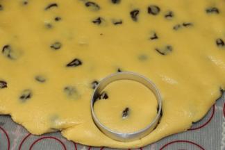 把面团放案板上用手拍扁，5mm厚
用饼干模盖出饼干，放到烤盘上