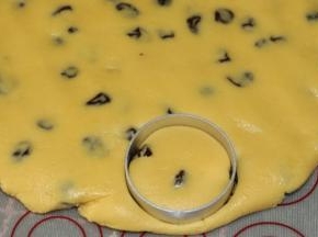 把面团放案板上用手拍扁，5mm厚
用饼干模盖出饼干，放到烤盘上