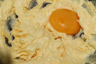 黄油软化至轻按有坑
加入糖粉用电动打蛋器低速打至颜色发白体积变蓬松
加入第一个蛋黄，低速打至完全混合