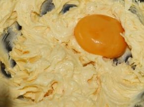 黄油软化至轻按有坑
加入糖粉用电动打蛋器低速打至颜色发白体积变蓬松
加入第一个蛋黄，低速打至完全混合