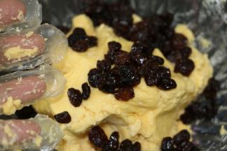 倒入提子干
抓捏几下，混合均匀