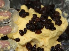 倒入提子干
抓捏几下，混合均匀