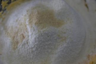 刷入低筋粉和奶粉混合粉，倒入芝士粉