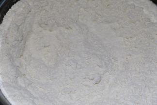 低筋粉和奶粉混合均匀