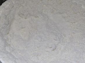 低筋粉和奶粉混合均匀