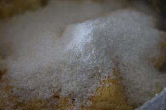 倒入椰蓉，抓捏几下，混合均匀即可