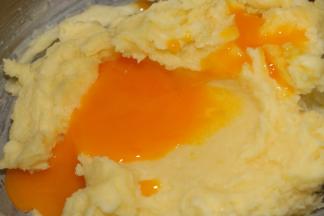 加入第二个蛋黄，和第一个一样，低速打至完全混合