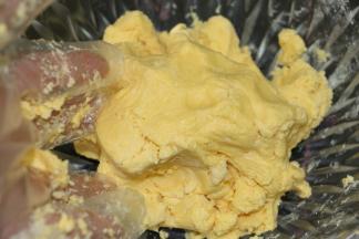 戴上一次性手套抓捏均匀