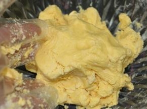 戴上一次性手套抓捏均匀