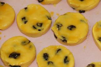 170度预热烤箱
在饼干表面擦上一层蛋液
170度烤22分钟