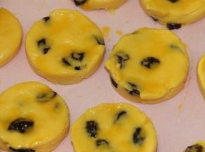 170度预热烤箱
在饼干表面擦上一层蛋液
170度烤22分钟