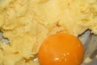 黄油加入糖粉用电动打蛋器低速打至颜色发白体积变蓬松，加入第一个蛋黄
低速打至完全混合