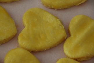 170度预热烤箱
在饼干表面擦上一层蛋液
170度烤18分钟