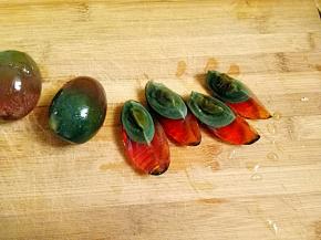 一切为四(小窍门:切皮蛋的时候每切一下，把刀放在开水里面烫一下，切出的皮蛋很完整，还不粘刀)。