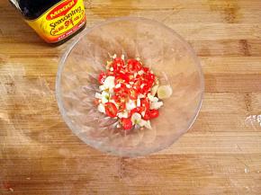 小米椒、蒜切末，放入碗中，淋上热油。