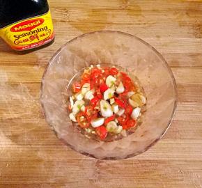 再加入盐，美极鲜味汁，醋拌匀。