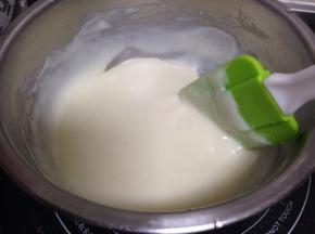 煮至浓稠状态（ 熬奶浆要顺一个方向搅动，一定要小火，快速搅拌，不然容易糊锅）