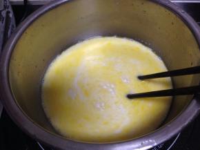 倒入牛奶糊，边倒边搅