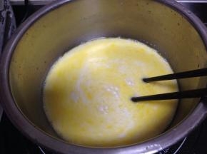 倒入牛奶糊，边倒边搅