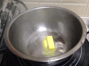 小锅里加入黄油，小火煮融