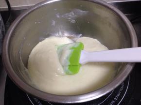 加入蛋清，迅速拌匀成奶糕关火放凉