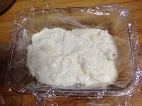 容器里铺一层保鲜膜，将奶糕倒入容器里，抹平表面放进冰箱冷藏一小时以上