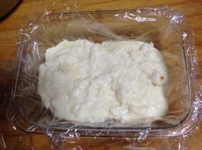 容器里铺一层保鲜膜，将奶糕倒入容器里，抹平表面放进冰箱冷藏一小时以上
