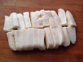 奶糕从冰箱拿出去除保鲜膜切成块