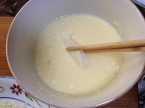 奶糕先放进脆浆面糊里挂浆