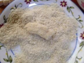 然后裹上面包糠（用手轻轻压一下，这样面包糠会沾的牢一些）