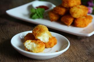 捞出控油即可食用，还配了点番茄沙司呢