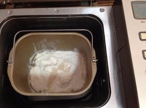 混合中种所有原料入面包机和面10分钟至光滑的面团