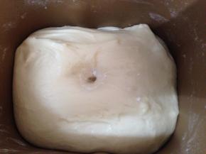 将揉好的面团盖保鲜膜，室温发酵涨至2倍大