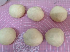 取出排气揉匀分割成6块搓圆静置10分钟