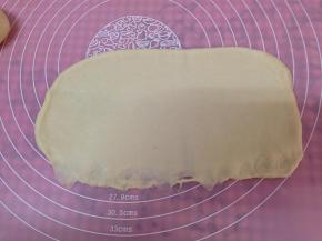 擀成长条形面片