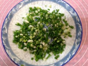 香葱切碎（用厨房用纸吸取表面水分）