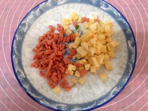 香肠和奶酪片切小丁
