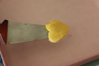 用饼干模盖出模型后用工具铲起，放到烤盘上