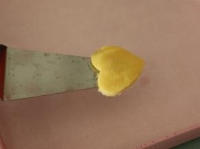 用饼干模盖出模型后用工具铲起，放到烤盘上