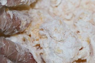 戴上一次性手套，抓捏至无干粉状
是抓捏，不是揉噢