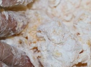 戴上一次性手套，抓捏至无干粉状
是抓捏，不是揉噢